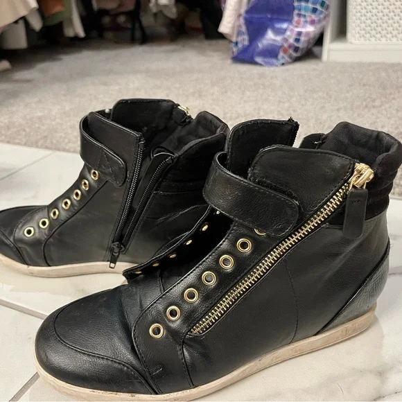 Black leather sneakers. GUC - Picture 2 of 3